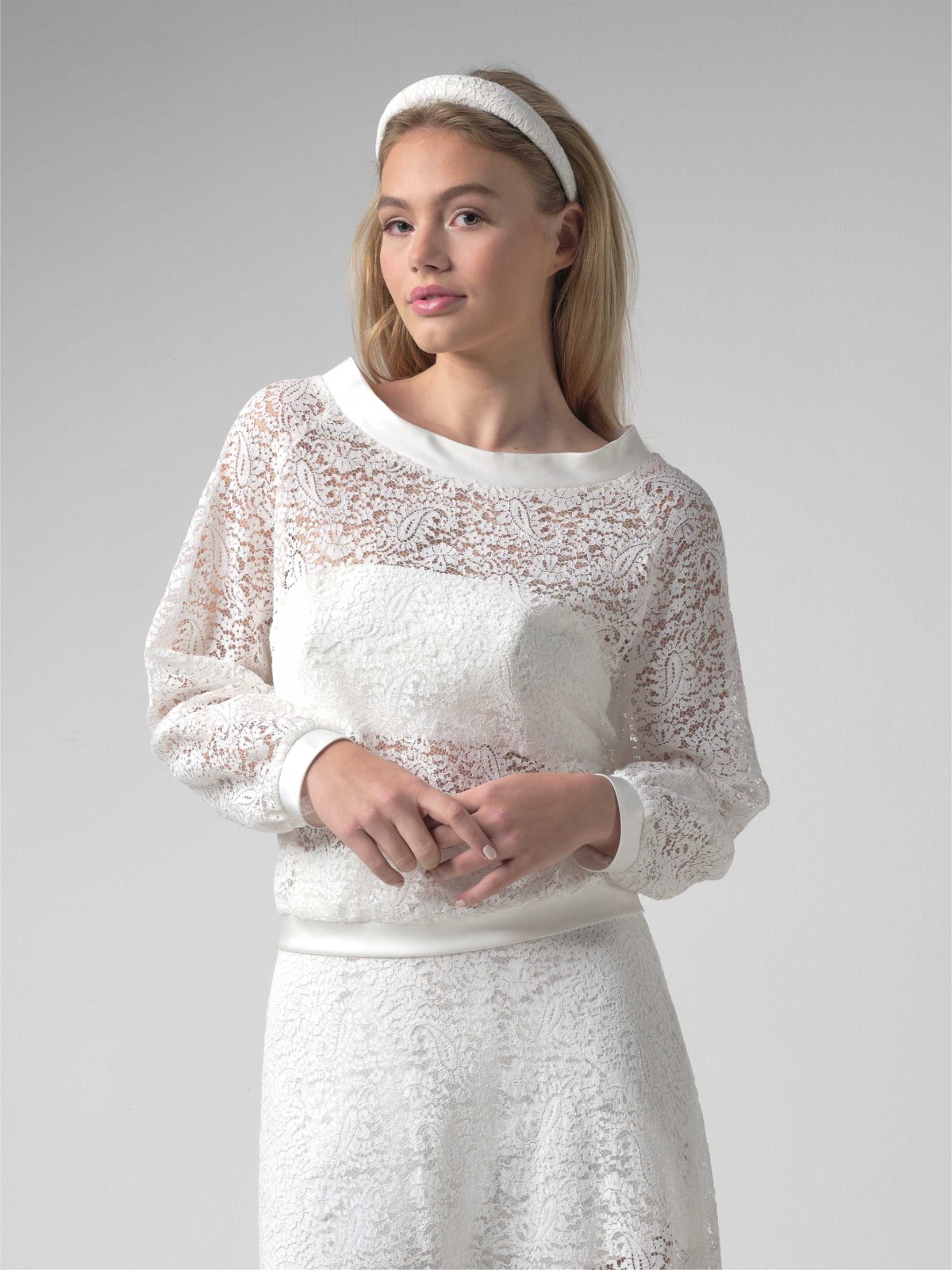 ohne Haarschmuck, ohne Rock, ohne Corsage